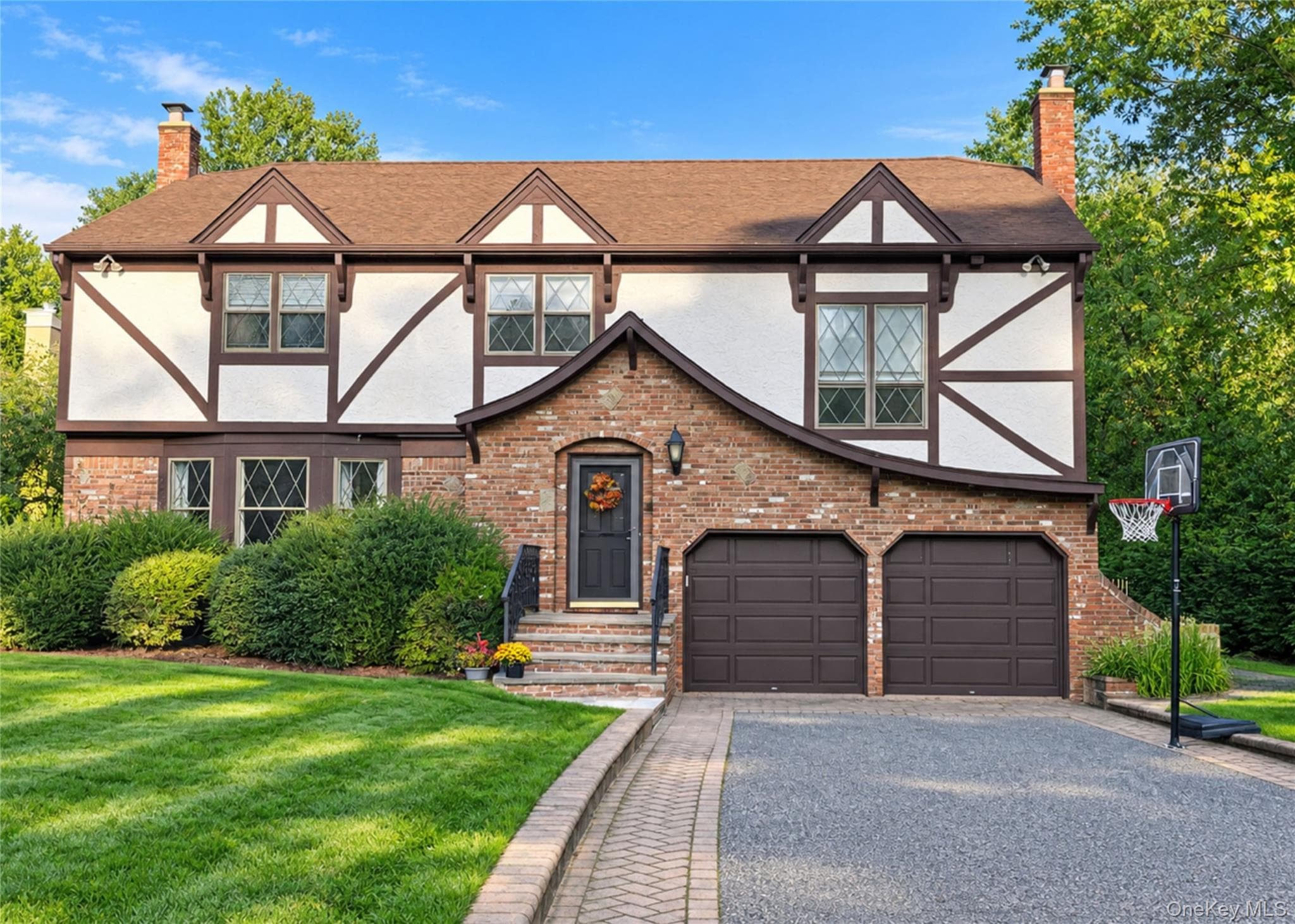43 Pelican Court, Syosset