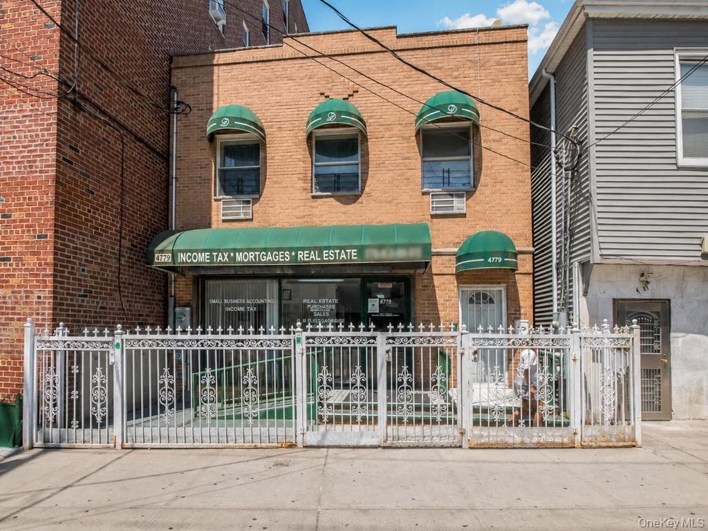 4779 White Plains Road photo 1