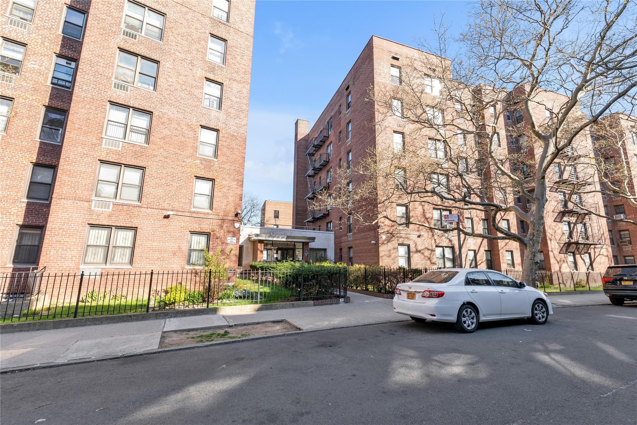 141-05 Pershing Crescent Unit: 117 photo 1