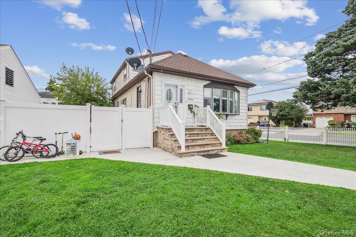 2696 W Alder Road, Bellmore
