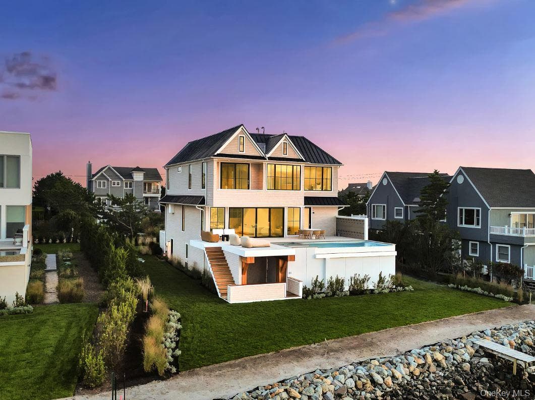 498 Dune Road photo 1
