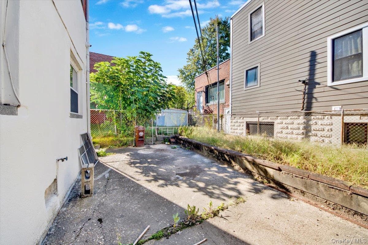 2877 Waterbury Avenue thumbnail 6