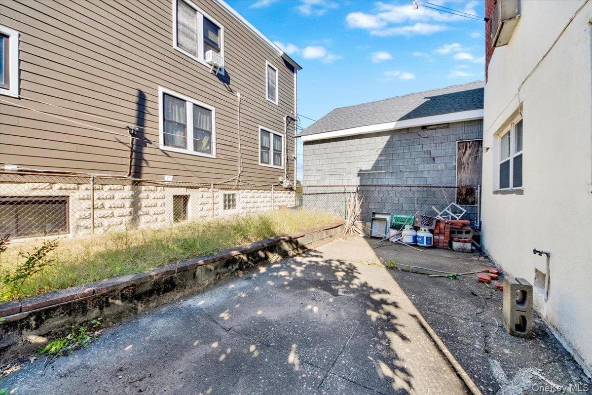2877 Waterbury Avenue thumbnail 5