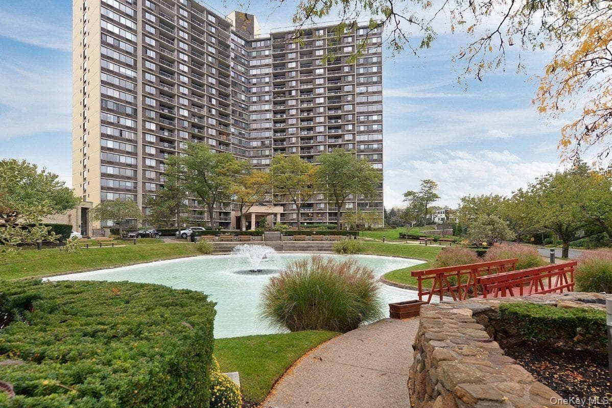 2 Bay Club Drive Unit: 19H, Bayside