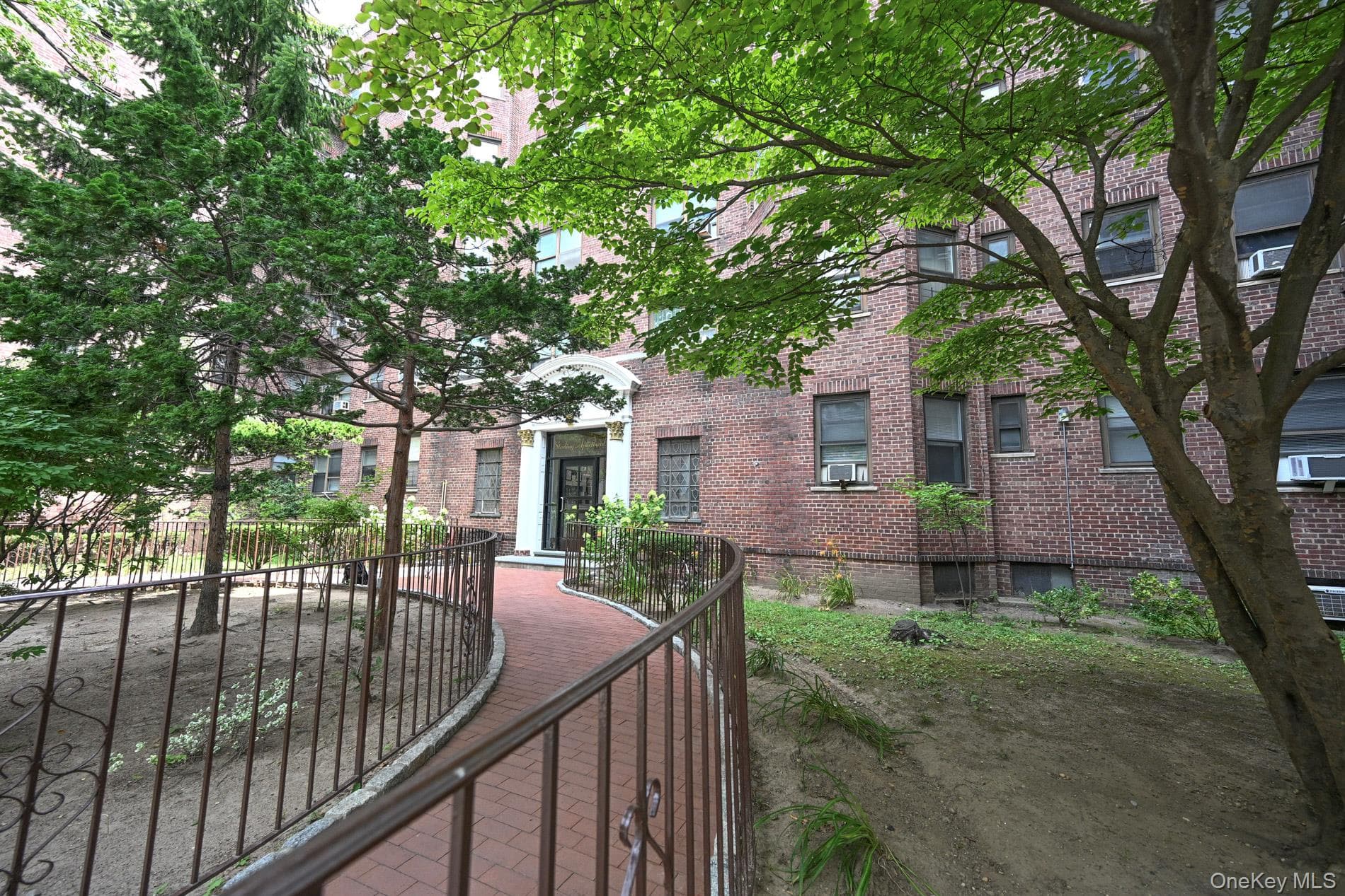 61-41 Saunders Street Unit: B25 thumbnail 3