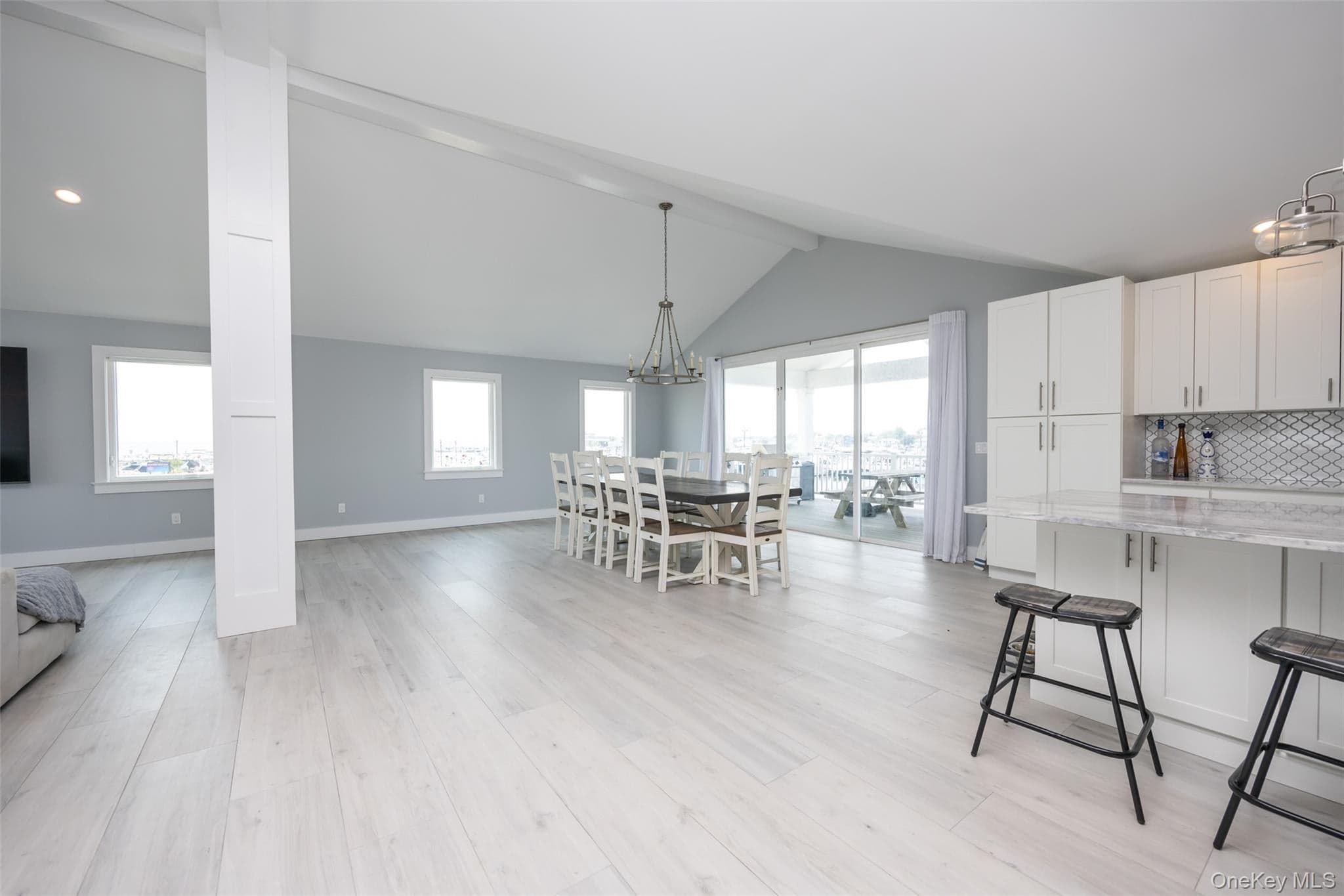 390 E Shore Road thumbnail 10