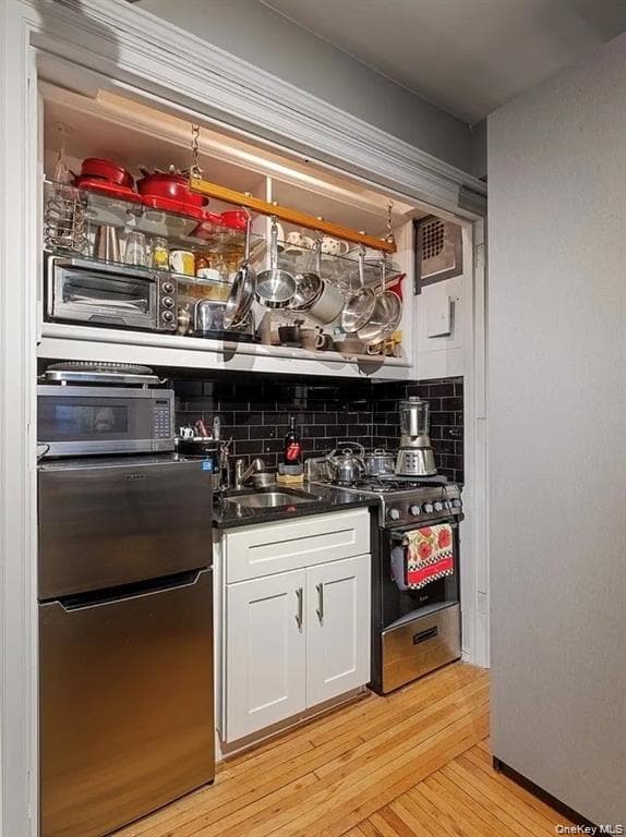 457 W 57th Street Unit: 308 thumbnail 3