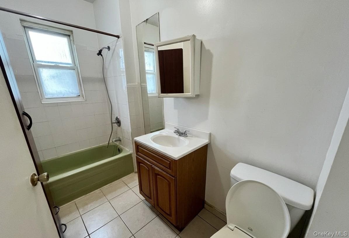 1542 Saint Lawrence Avenue thumbnail 3