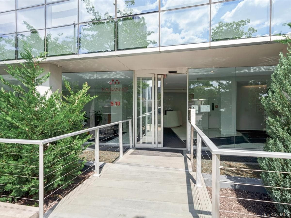 519 Borden Avenue Unit: 1H thumbnail 2