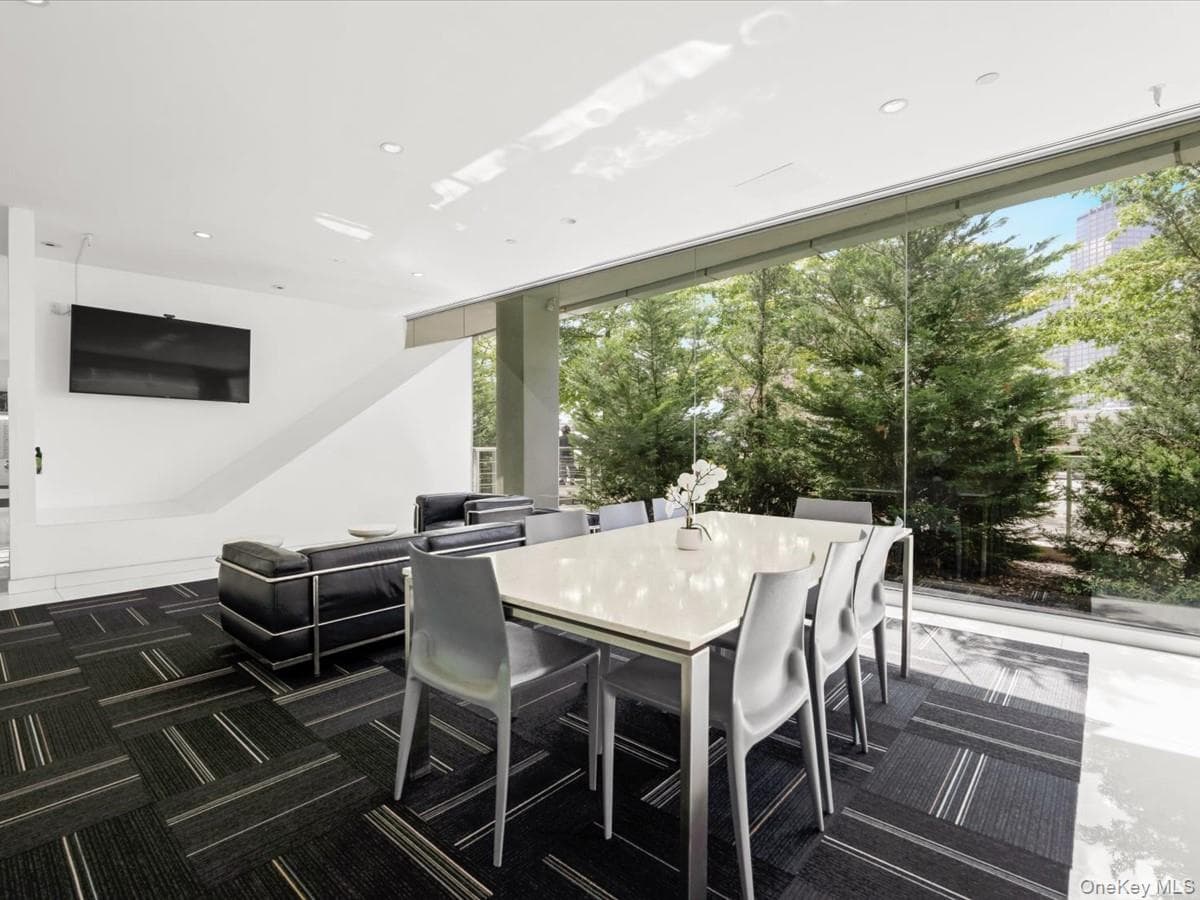 519 Borden Avenue Unit: 1H thumbnail 5
