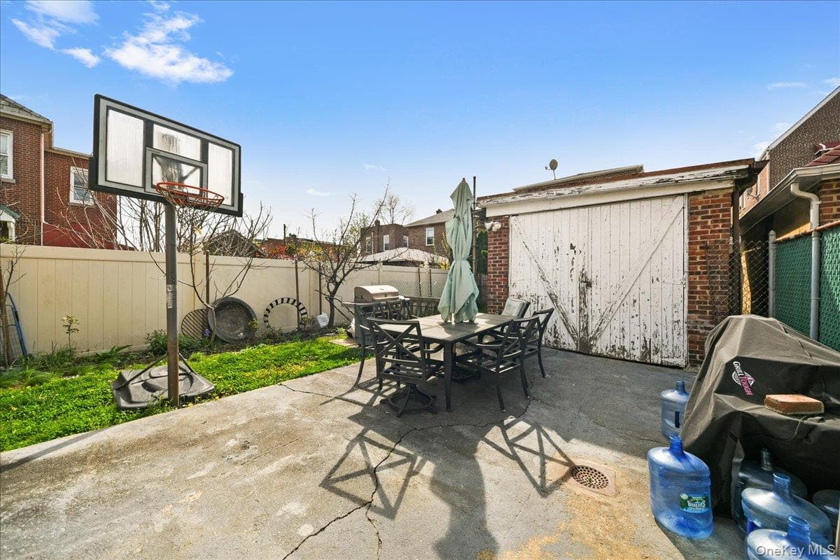 2445 Yates Avenue thumbnail 24