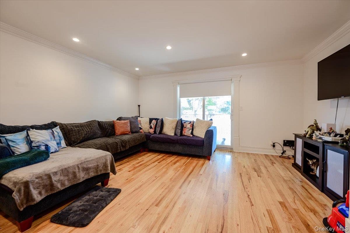 2406 Tiemann Avenue thumbnail 3