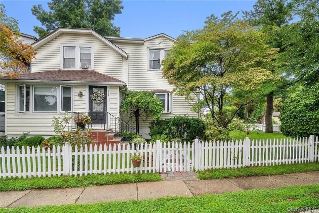 820 Howard Avenue photo 1