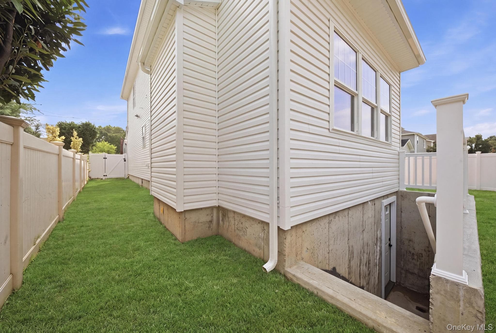 1586 Maeder Avenue thumbnail 5