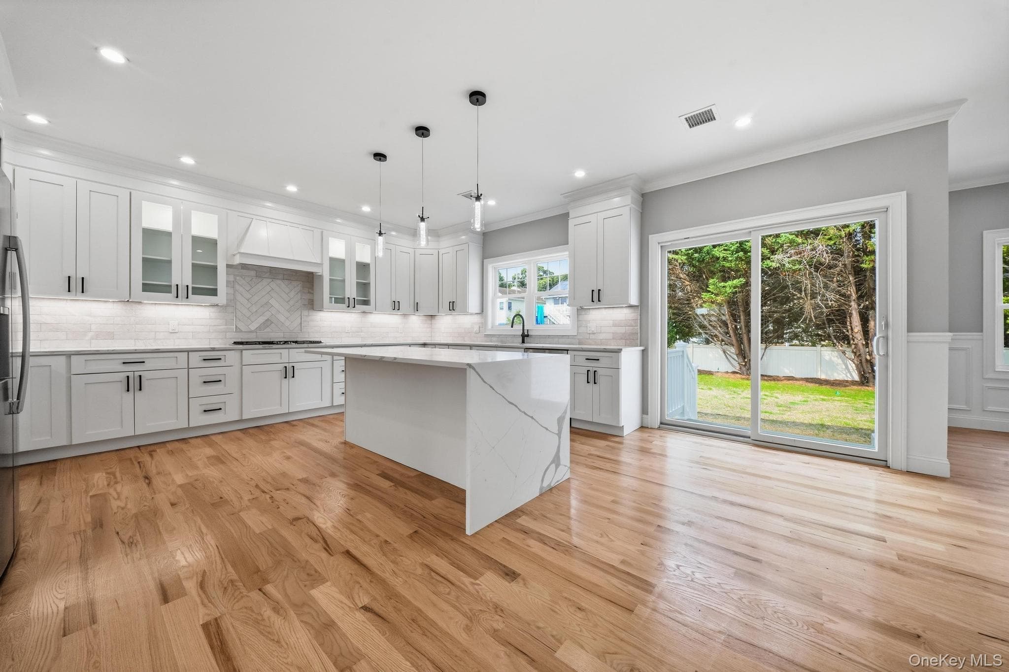 1586 Maeder Avenue thumbnail 16