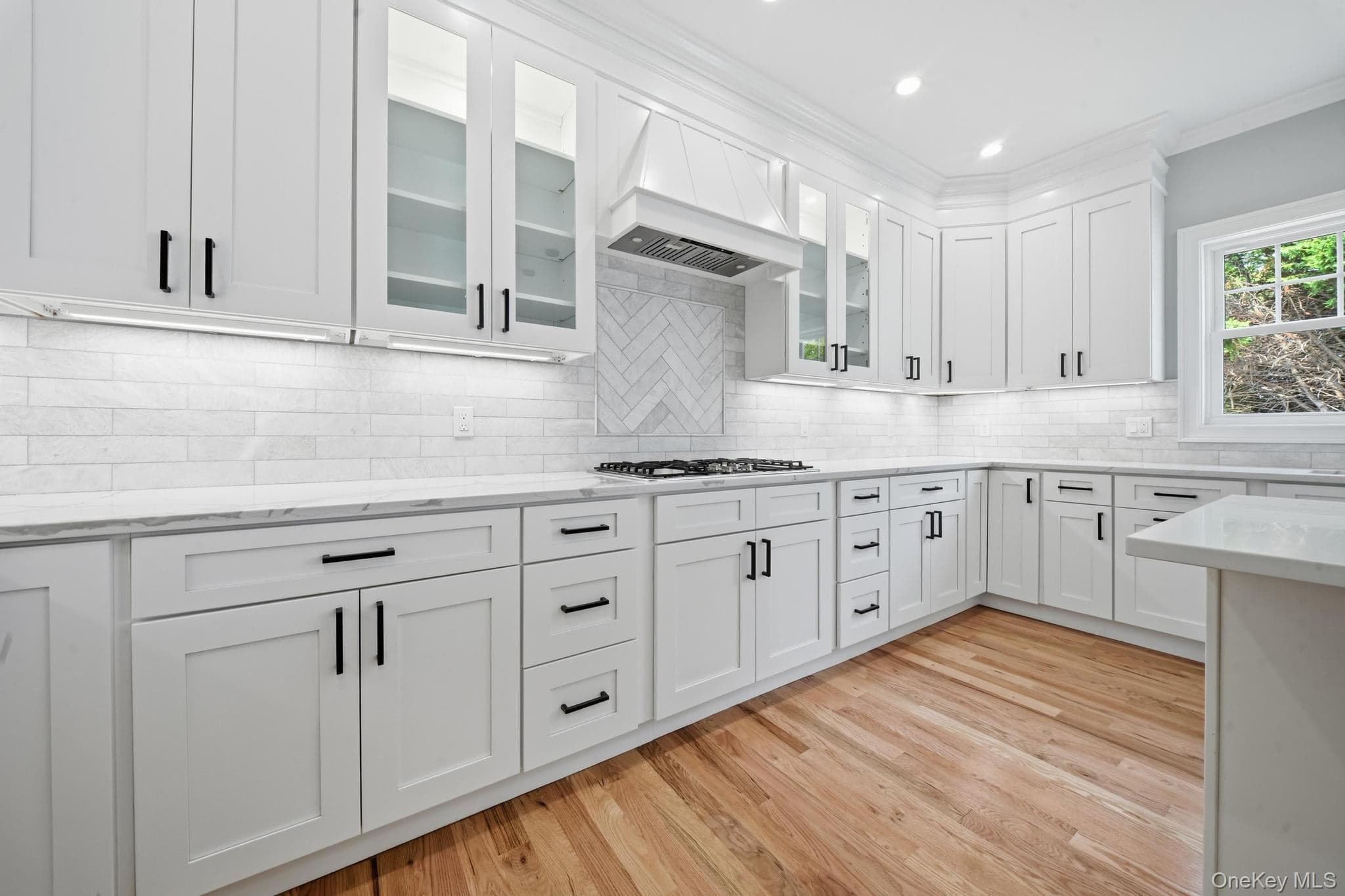 1586 Maeder Avenue thumbnail 19
