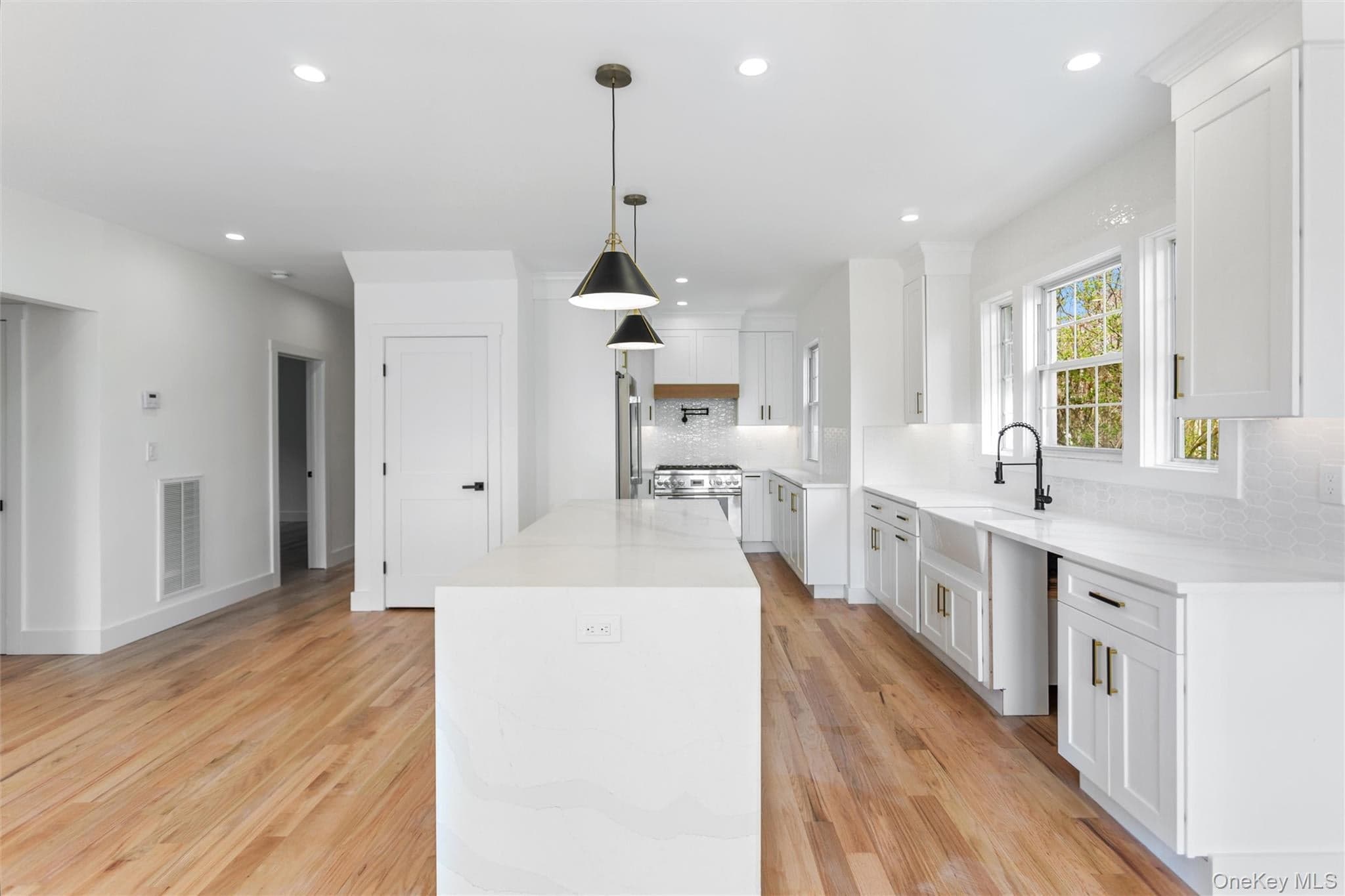 449 W Beech Street thumbnail 17