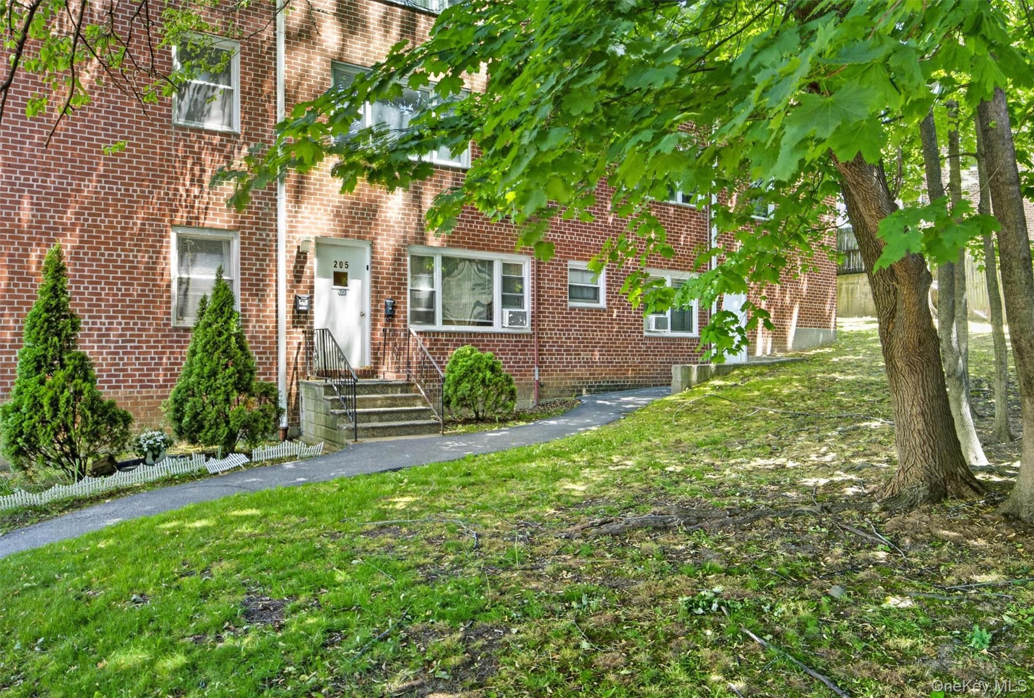 205 W Post Road Unit: E-1-O thumbnail 3