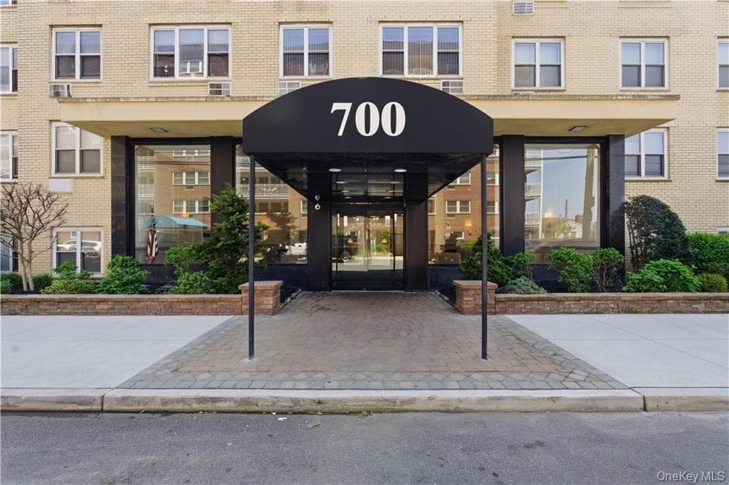 700 Shore Road Unit: 2A, Long Beach