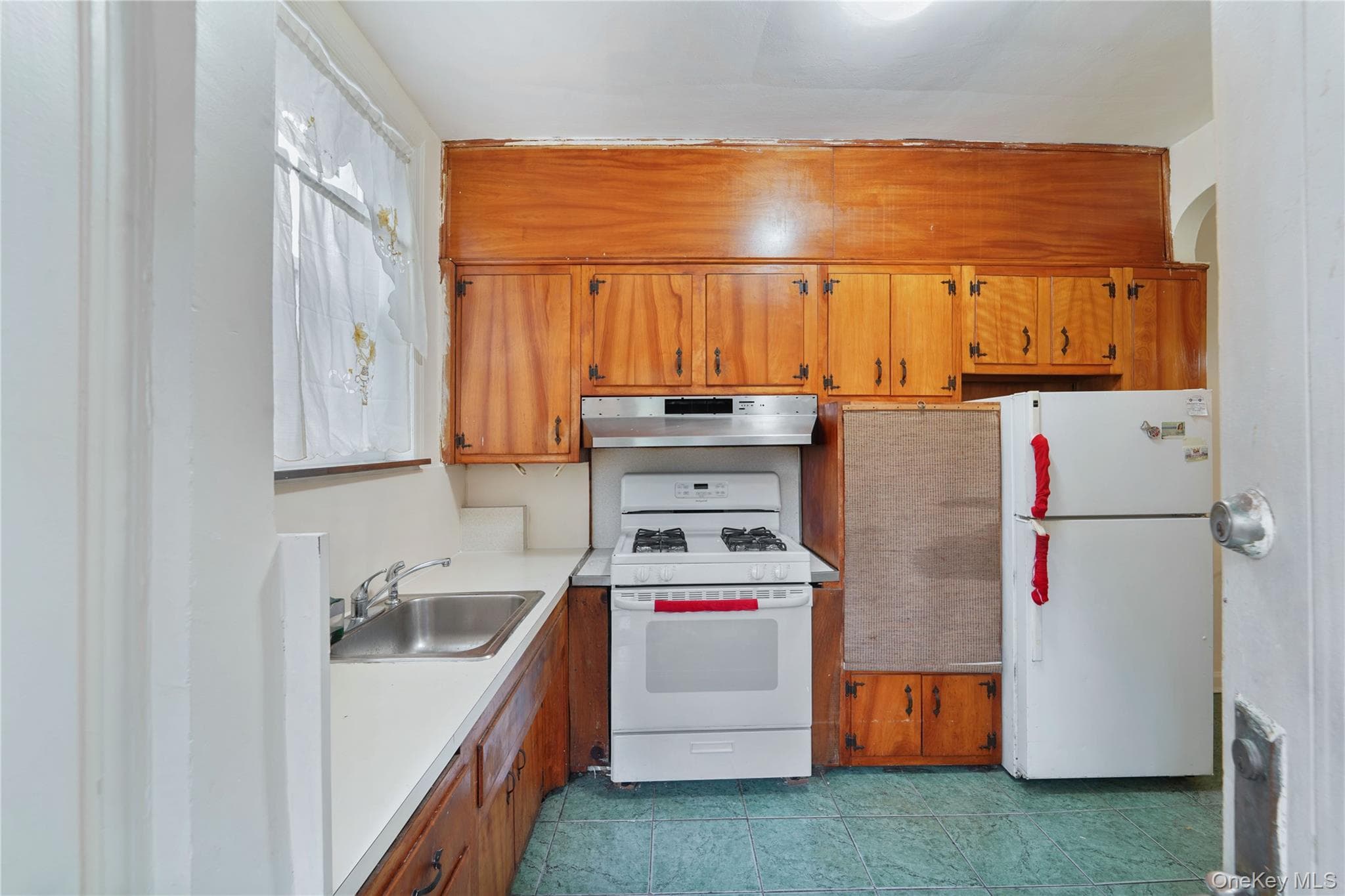 1402 E 37th Street thumbnail 6