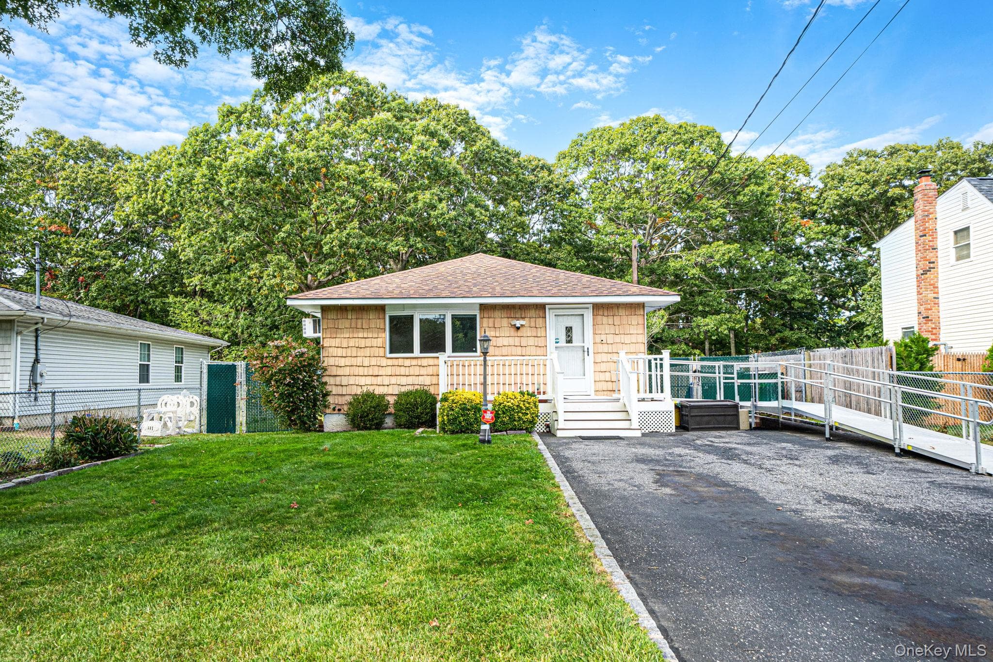 87 Somerset Avenue, Mastic