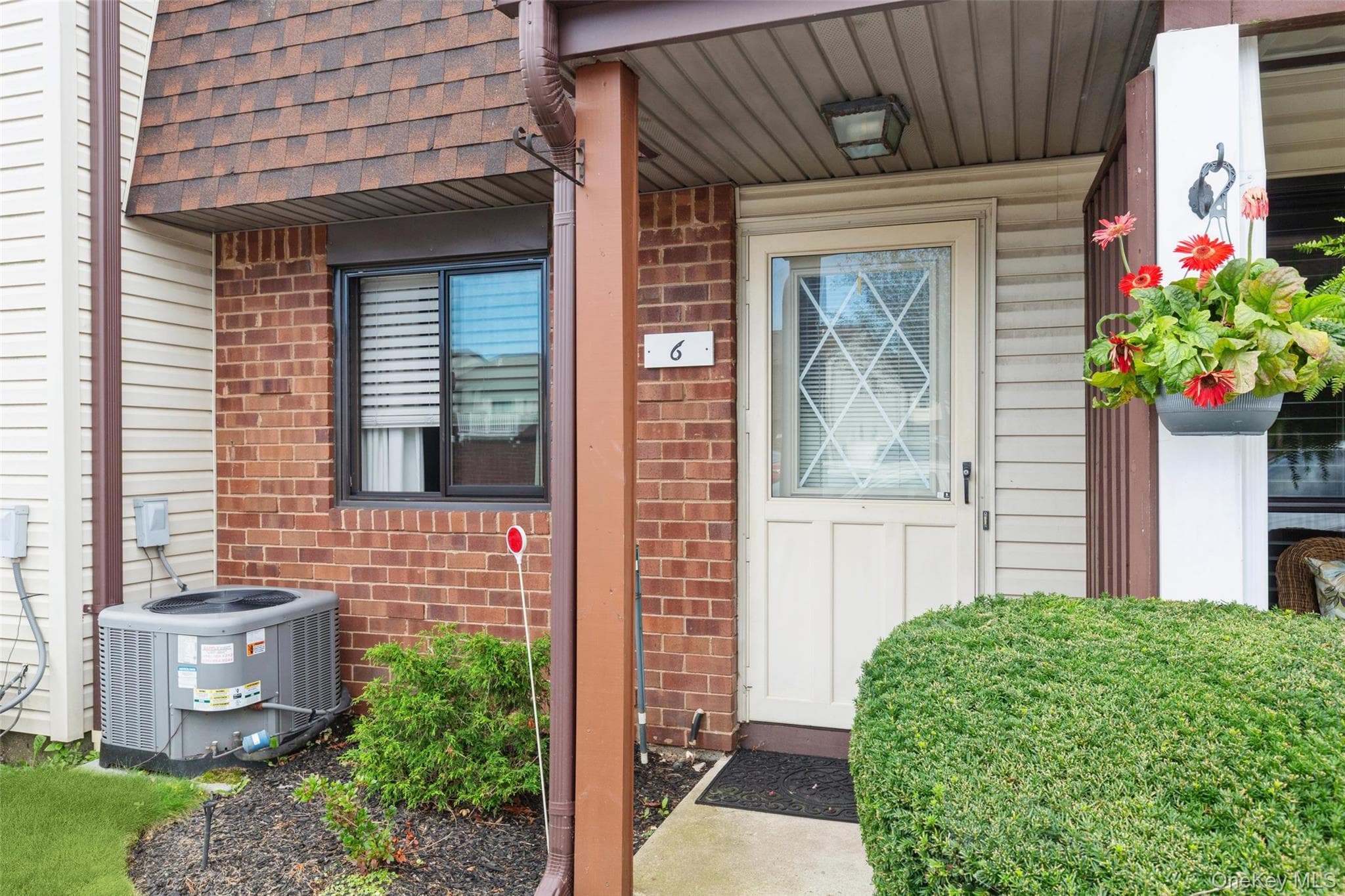 6 Cambridge Drive, Copiague