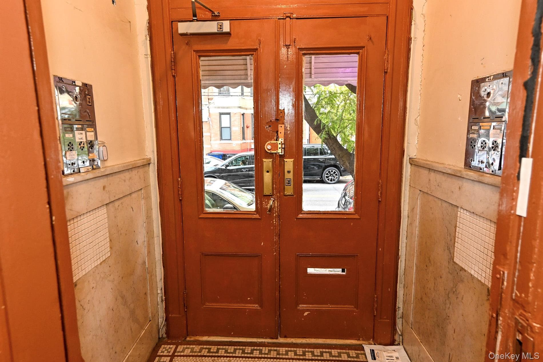 967 Seneca Avenue thumbnail 5