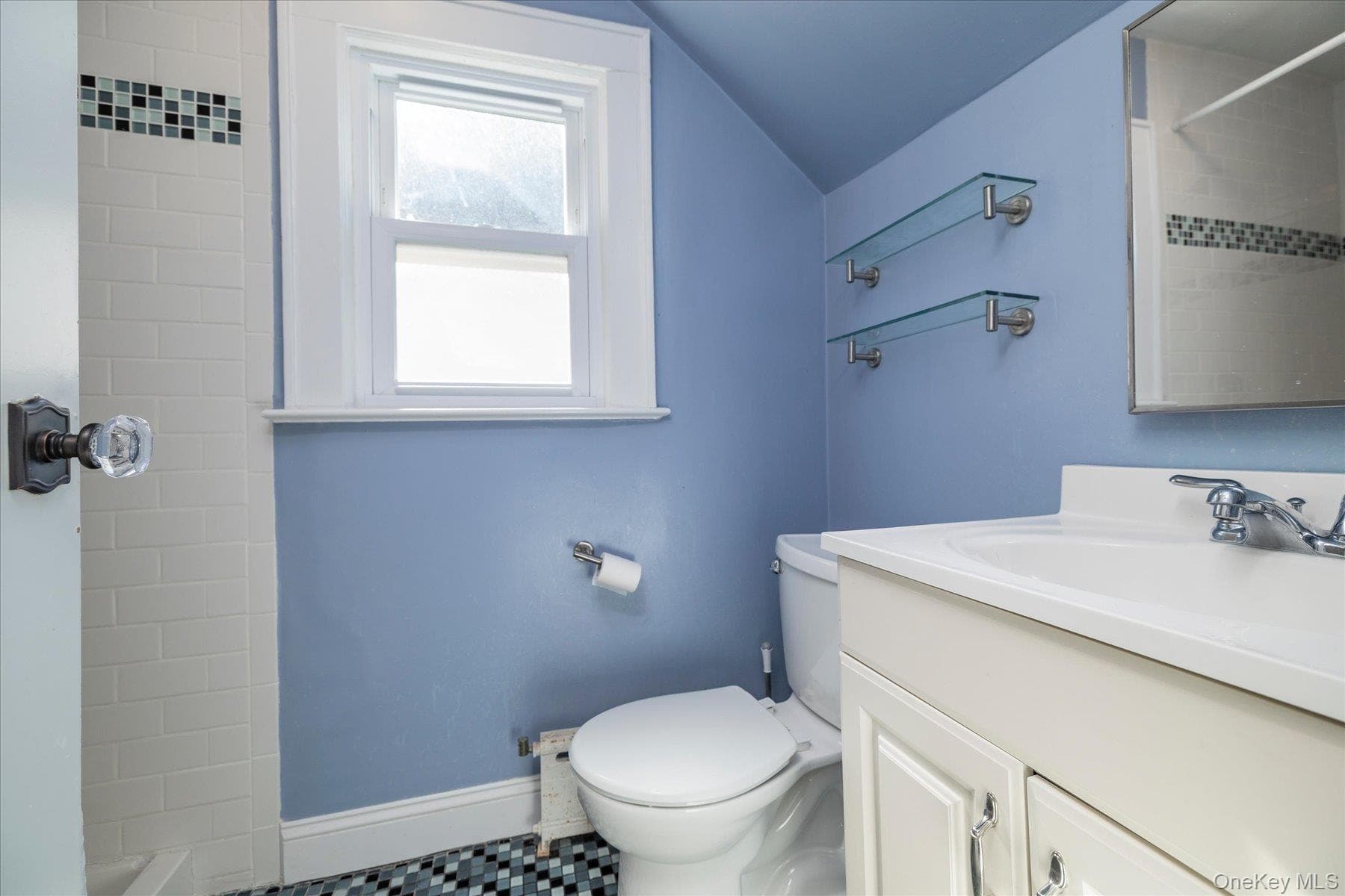 1753 Victoria Street thumbnail 16