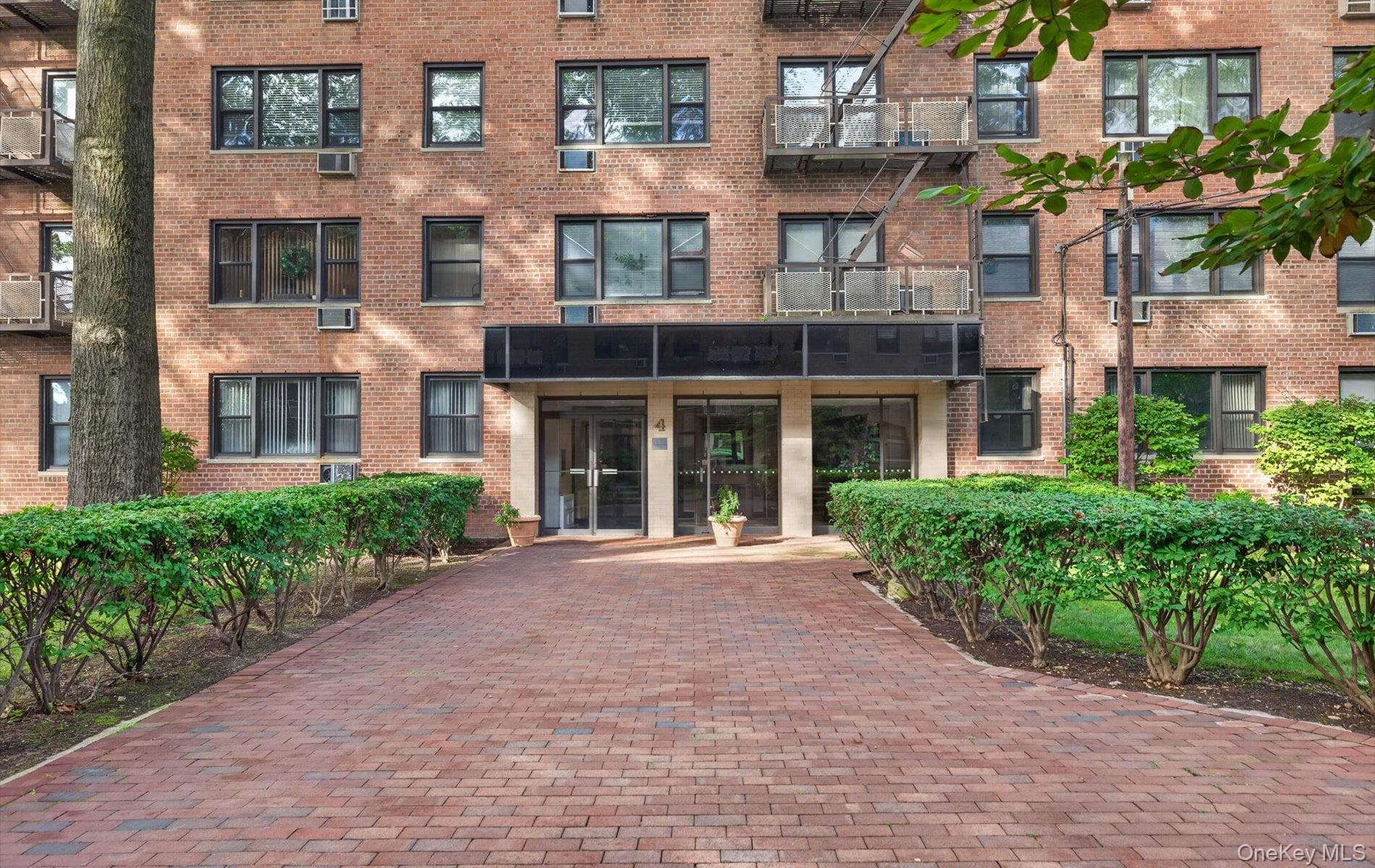 4 Birchwood Court Unit: 4G, Mineola