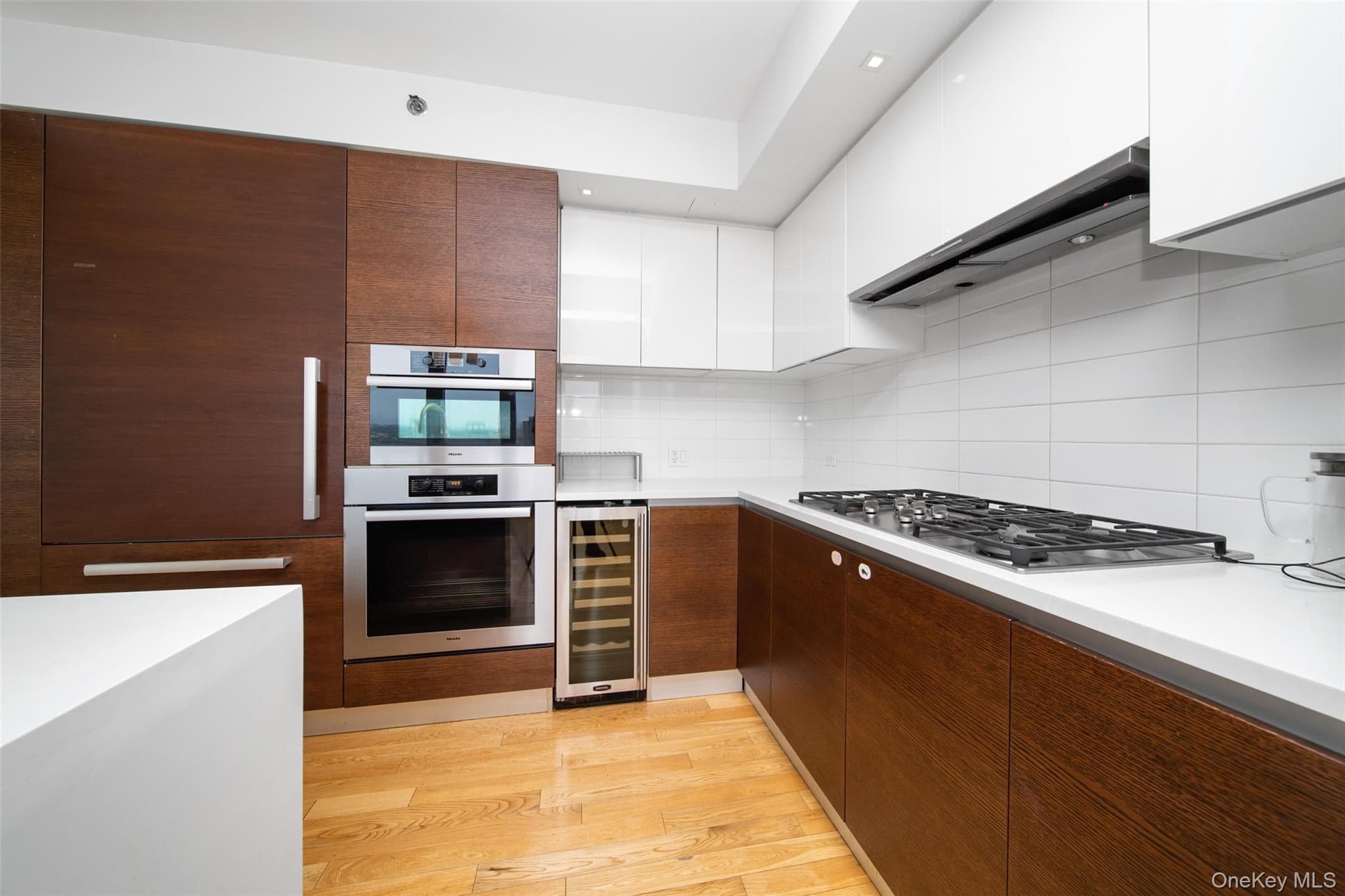 39-16 Prince Street Unit: PhB thumbnail 2
