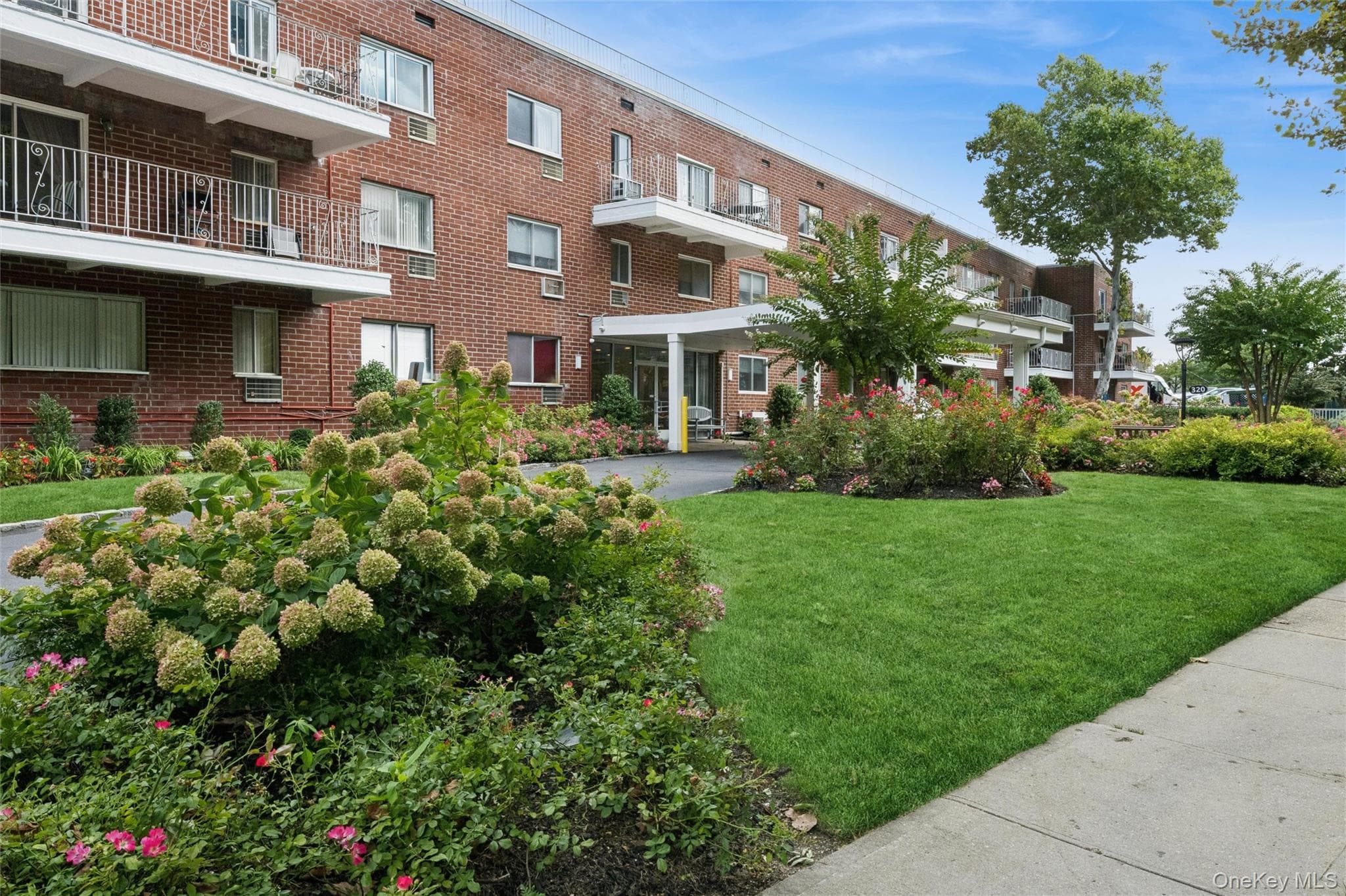 320 East Shore Road RD Unit: 30B, Great Neck