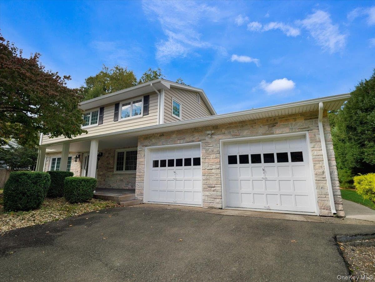 15 Sterling Forest Lane, Suffern