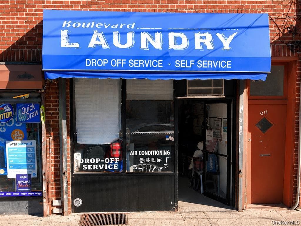 8-17 College Point Boulevard, College Point
