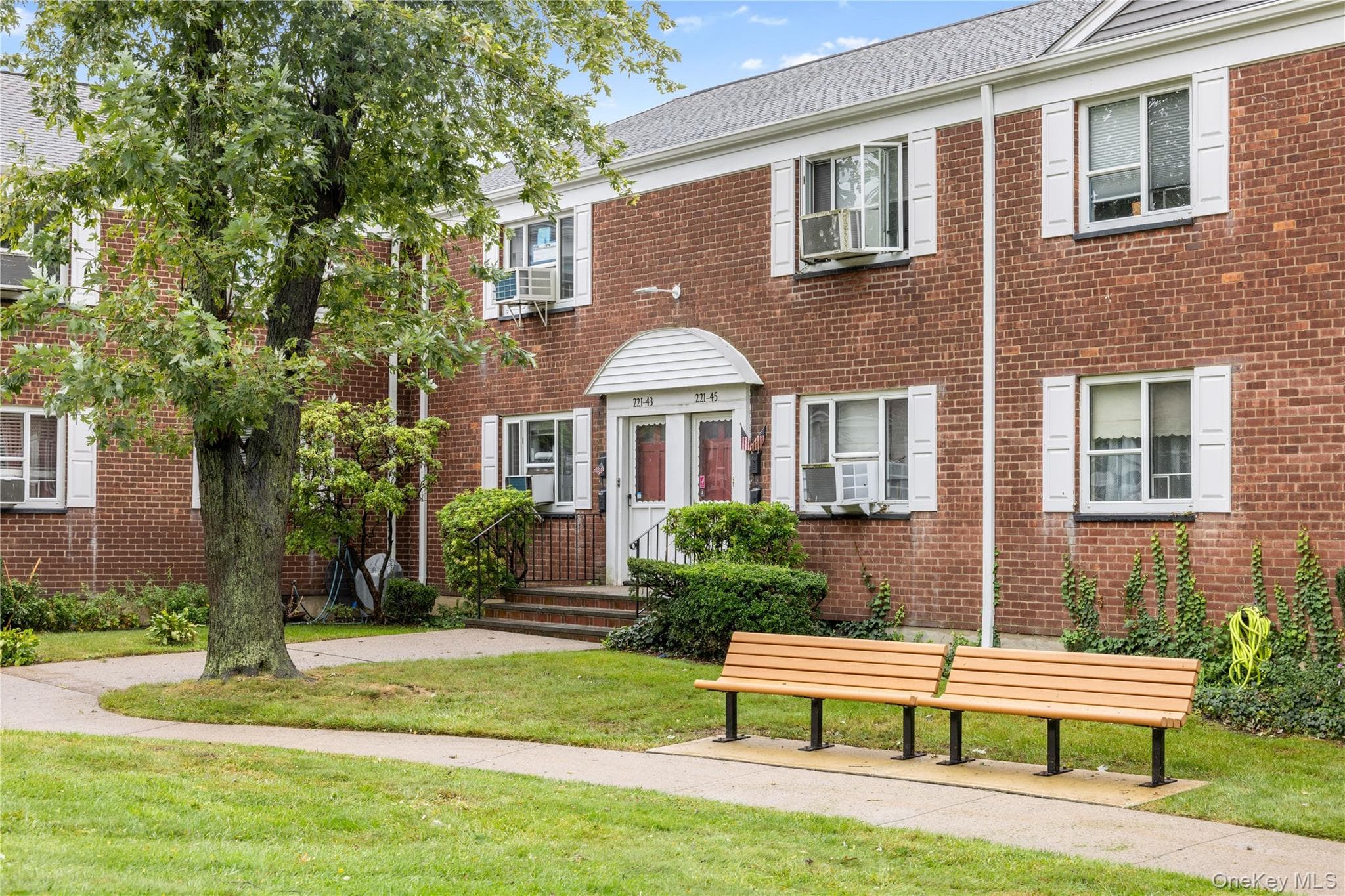 221-43 Manor Road Unit: (Upper) 1613 thumbnail 2