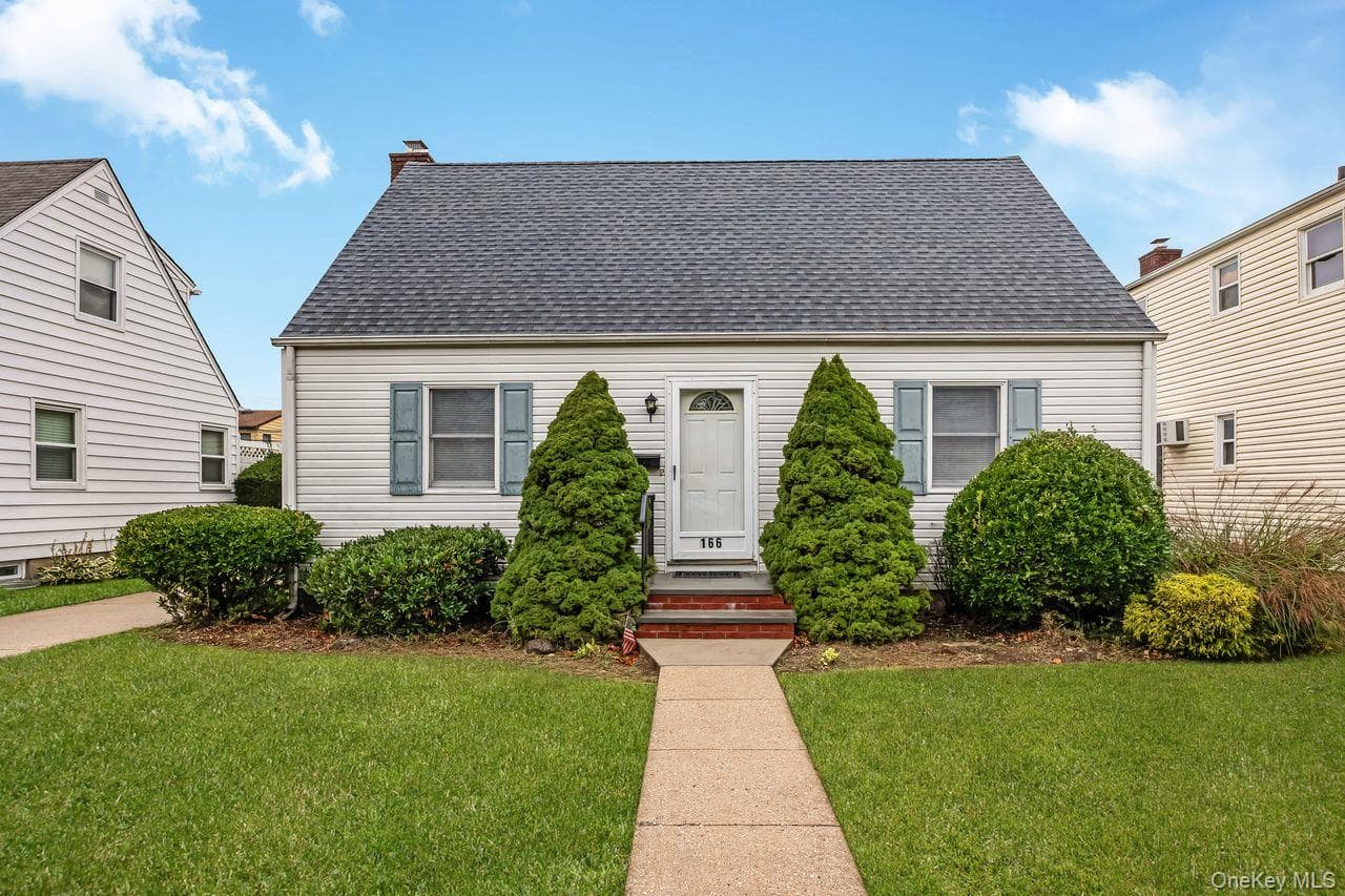 166 Cushing Avenue, Williston Park