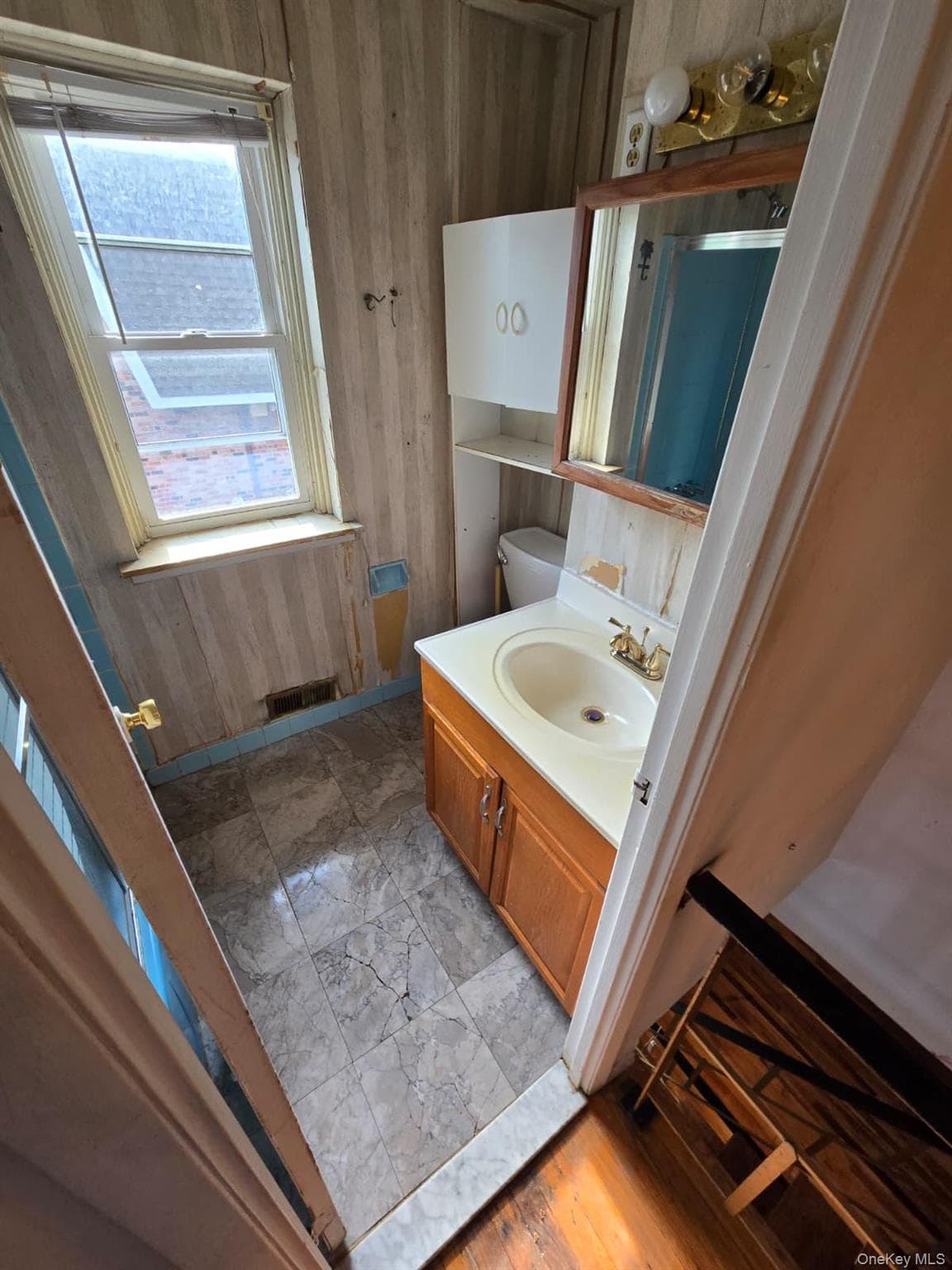 1611 Plainview Avenue thumbnail 9