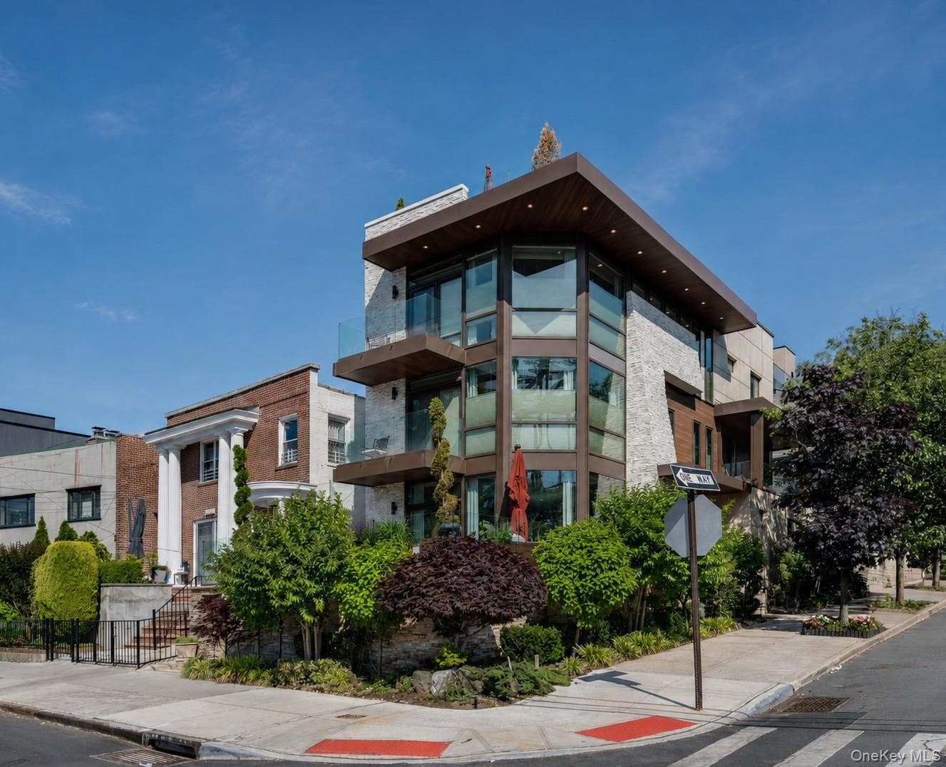 2151 Shore Boulevard thumbnail 2