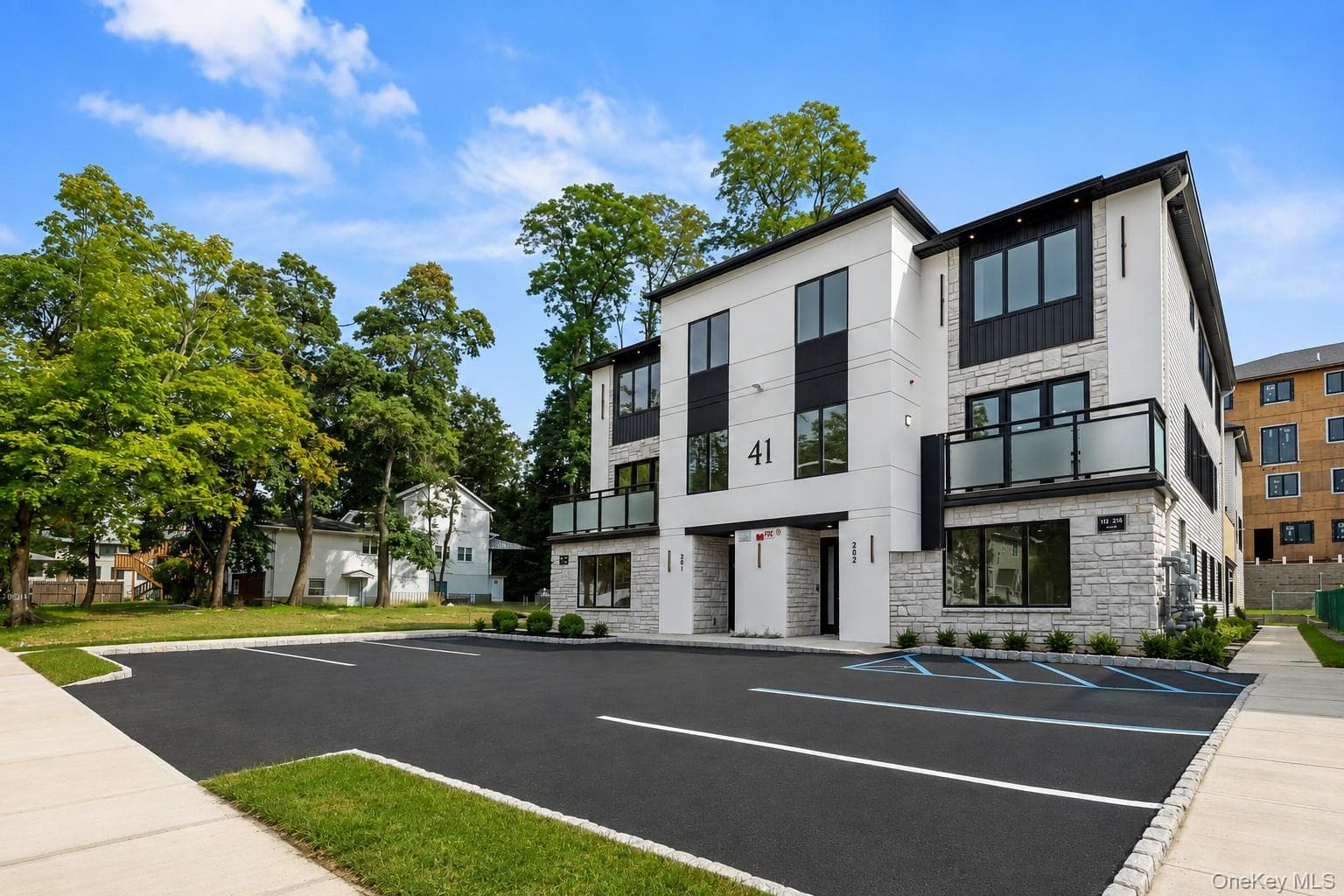 41 Saddle River Road Unit: 216 thumbnail 3