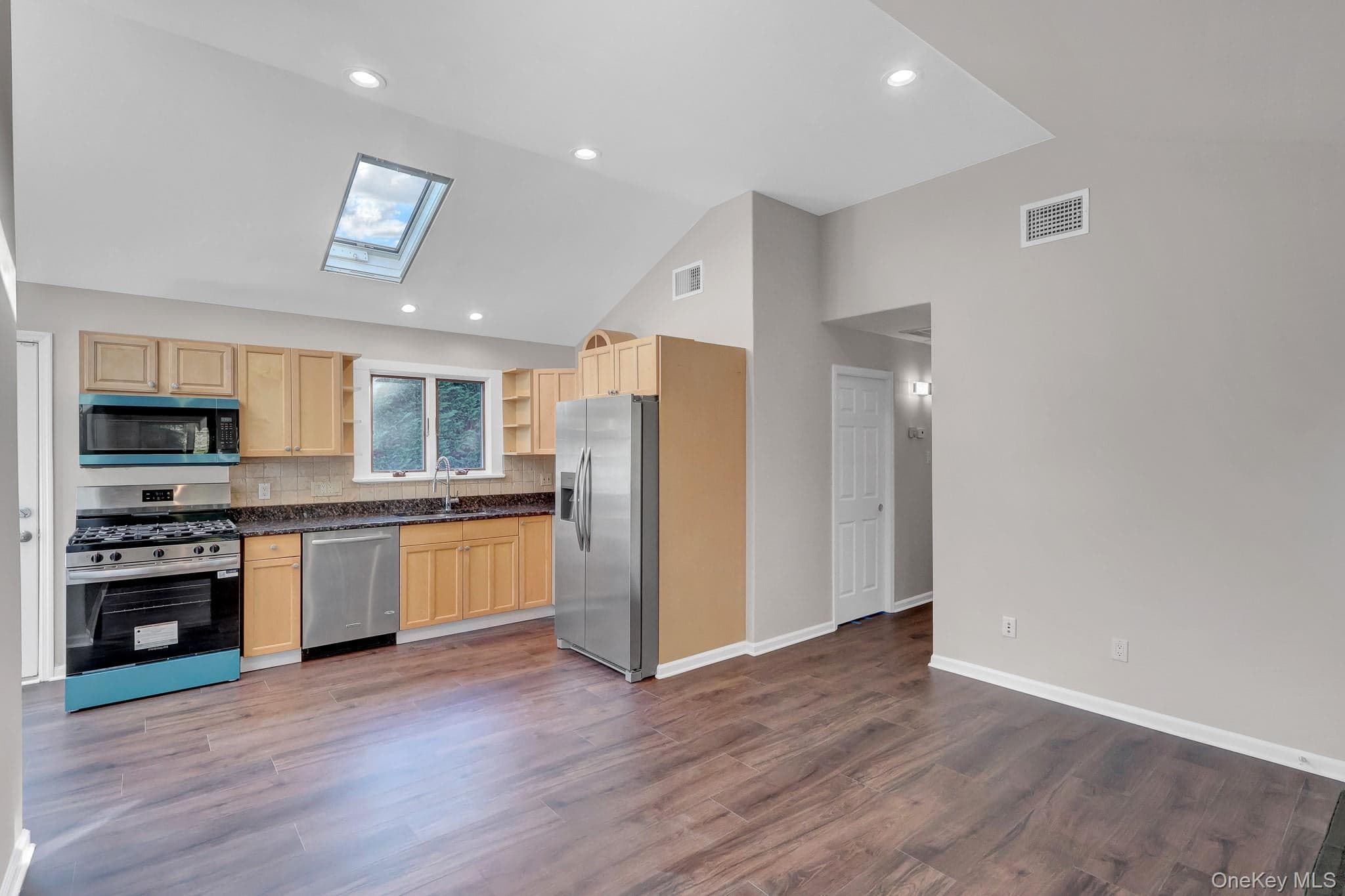 466 W 4th Street thumbnail 7