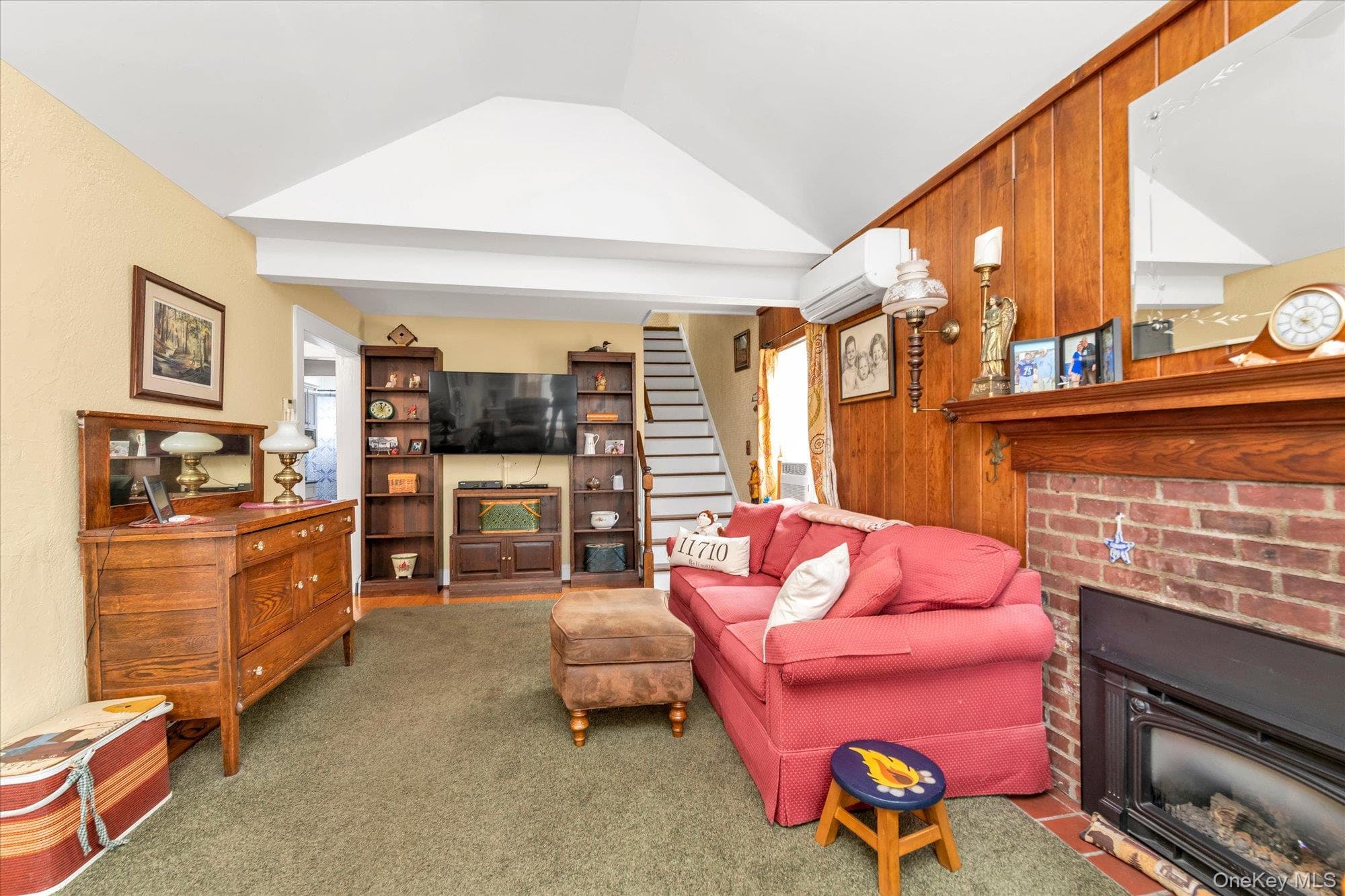 2483 Hicks Street thumbnail 3
