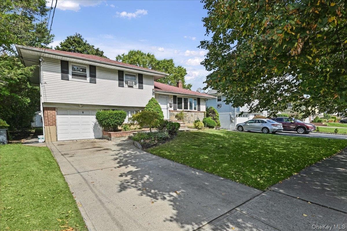 8 Evers Street, Hicksville