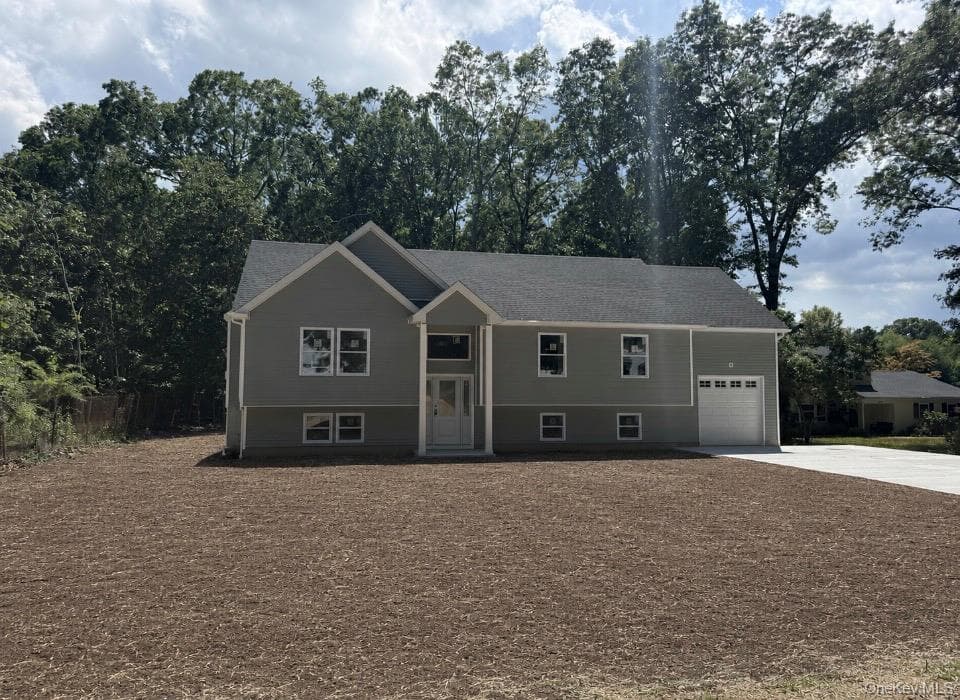 186 Huguenot Drive, Mastic Beach