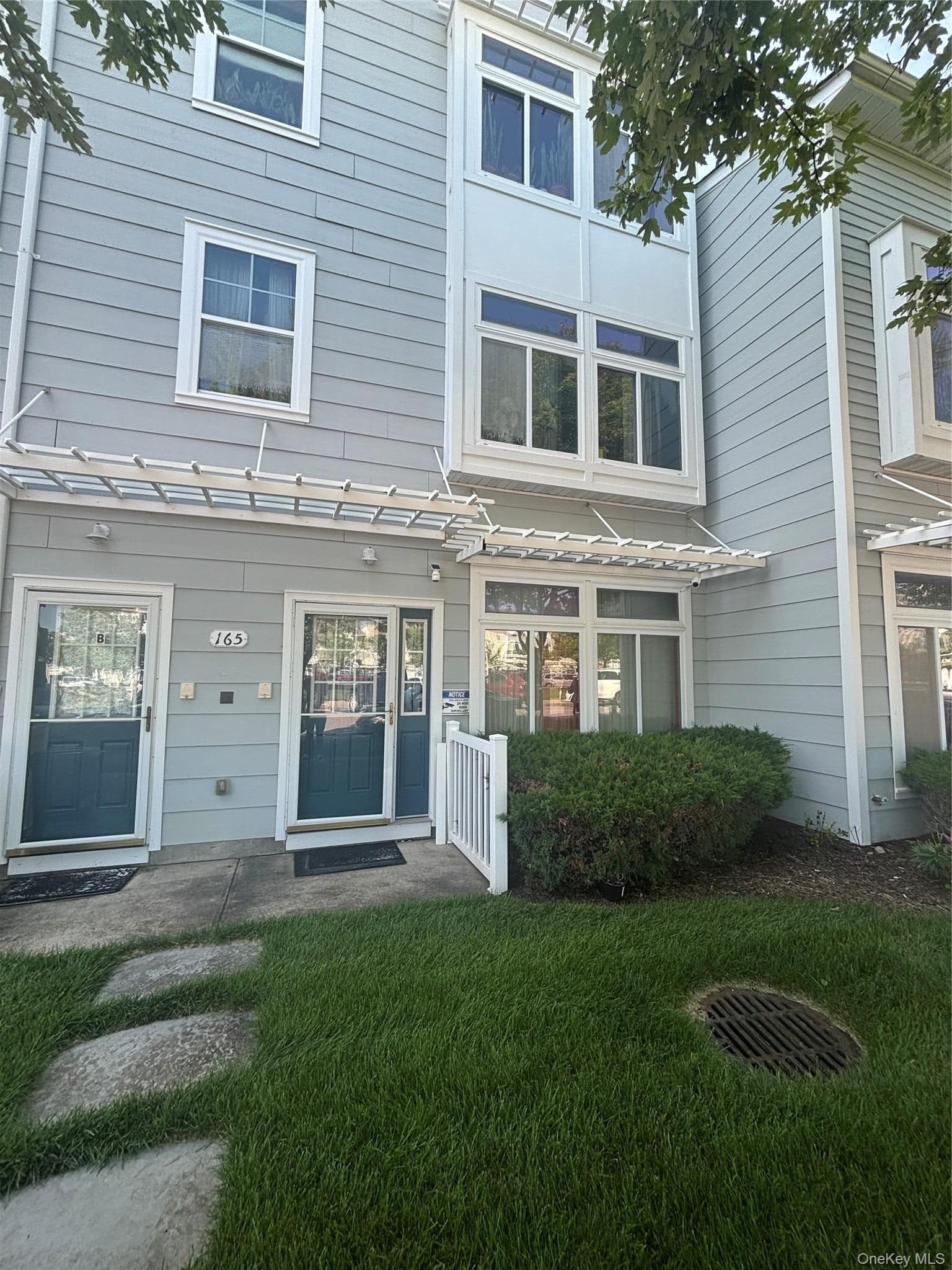 165 Commodore Circle photo 1