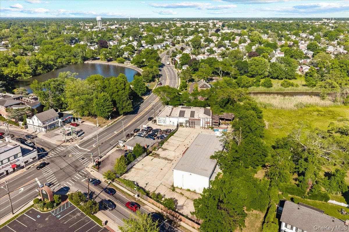 1044 Merrick Road thumbnail 3