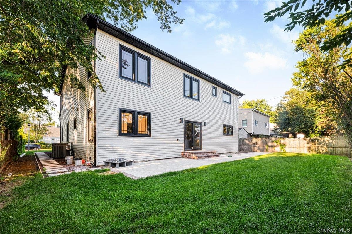 112 Old Oak Lane thumbnail 4