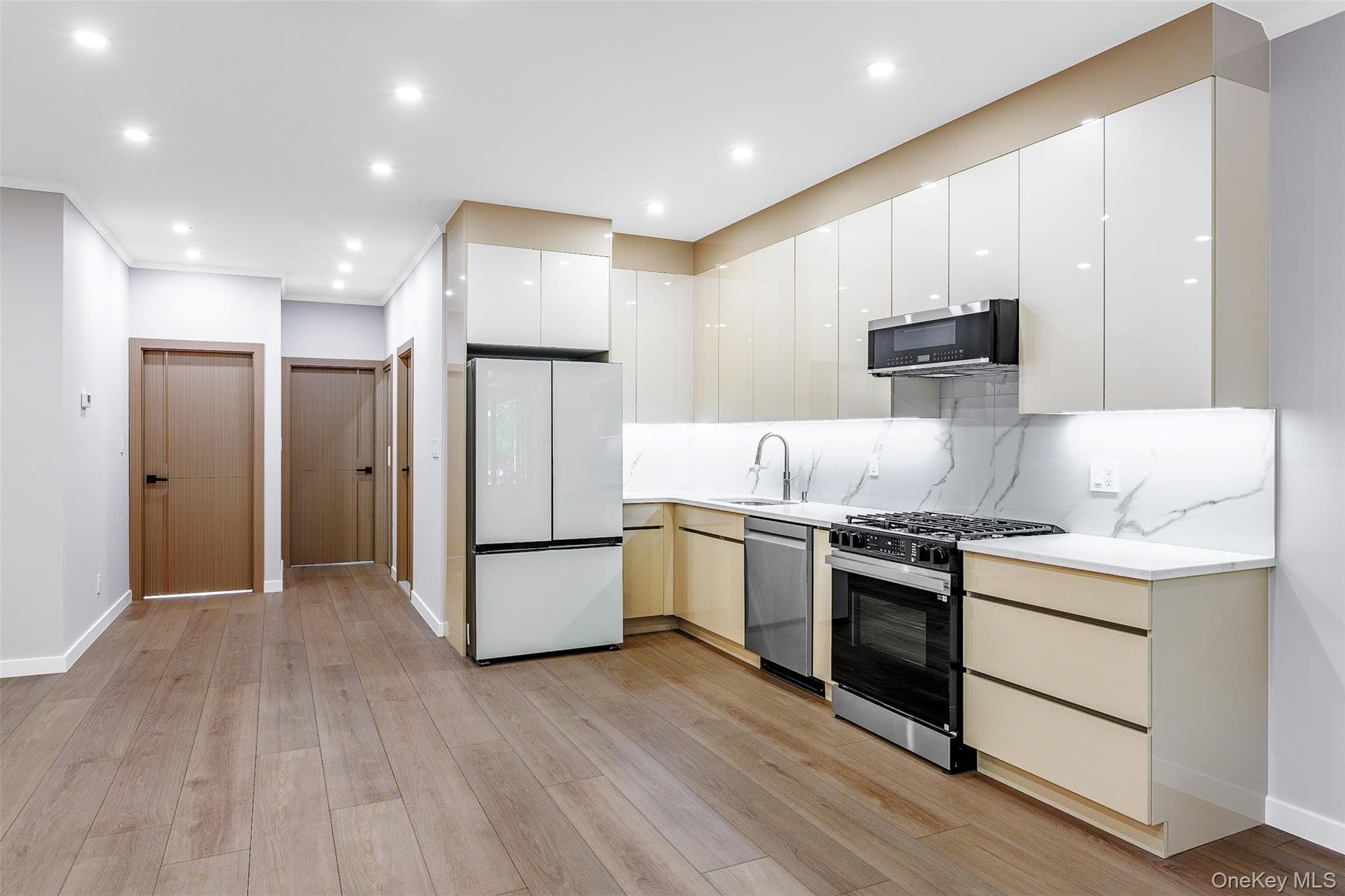 2636 E 7th Street thumbnail 9