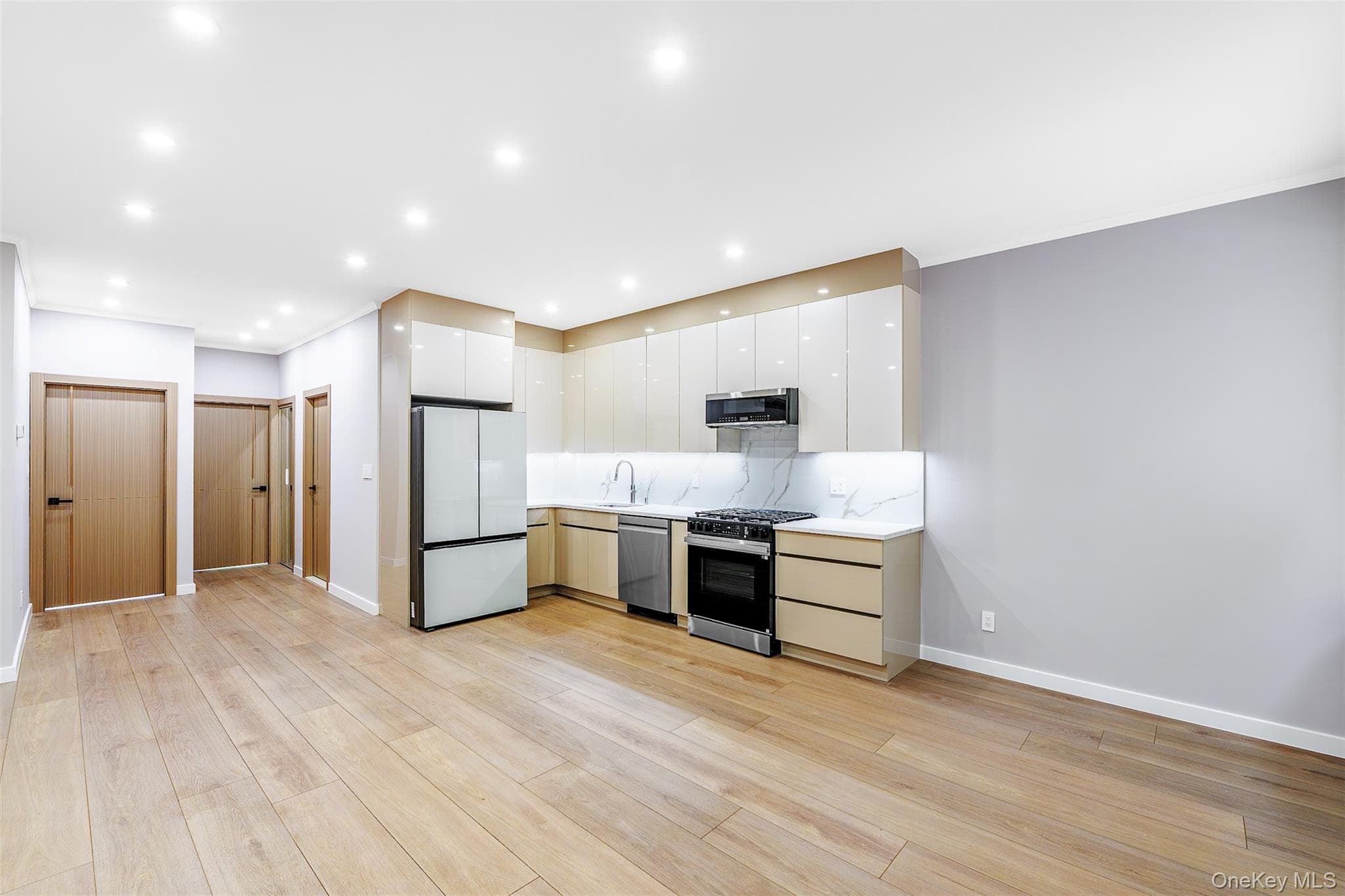 2636 E 7th Street thumbnail 8
