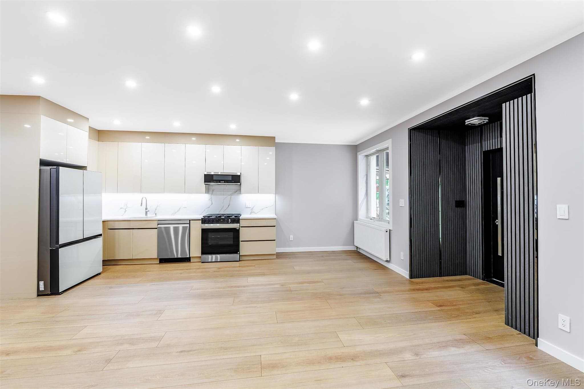 2636 E 7th Street thumbnail 7