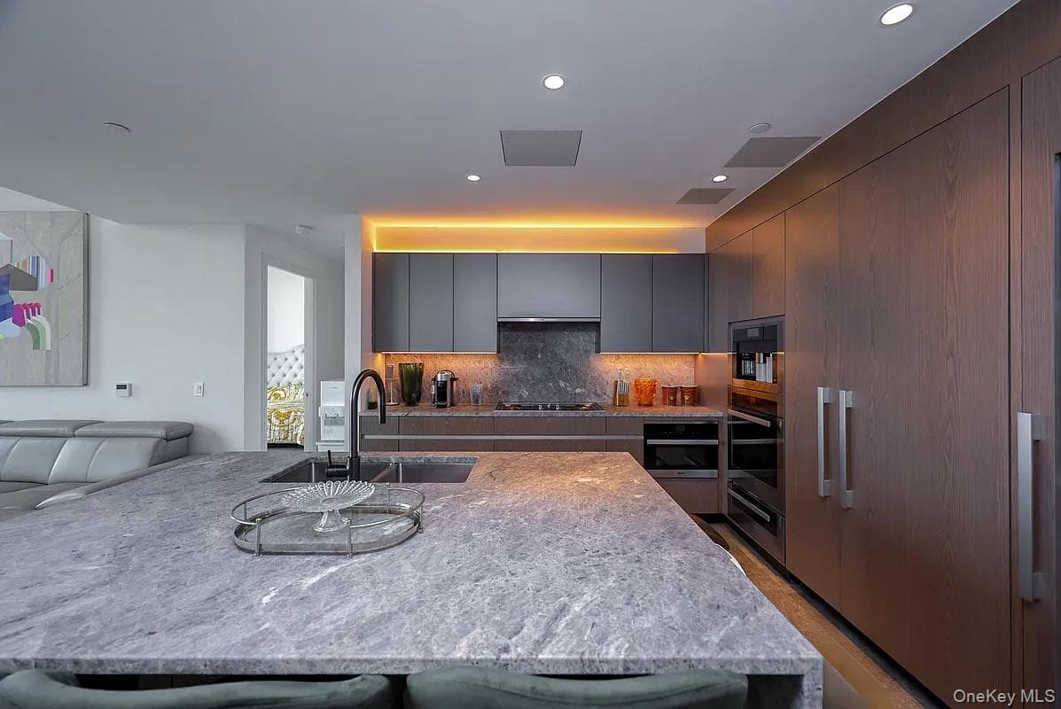 133-36 37th Avenue Unit: PH3B thumbnail 3