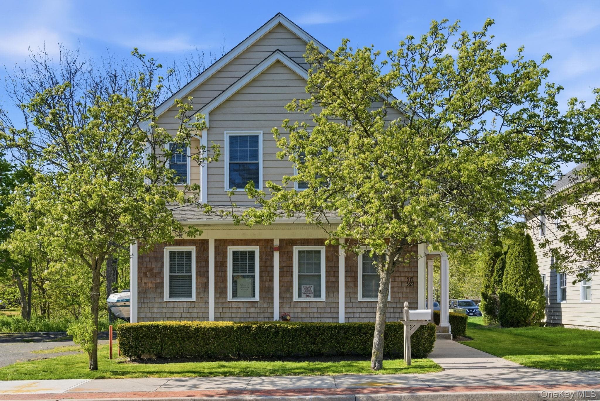 569 Middle Road photo 1